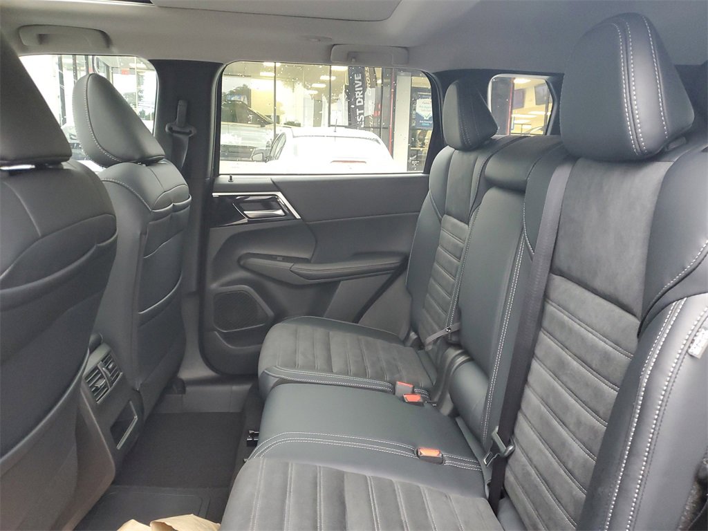 New 2025 Mitsubishi Outlander SE image 14