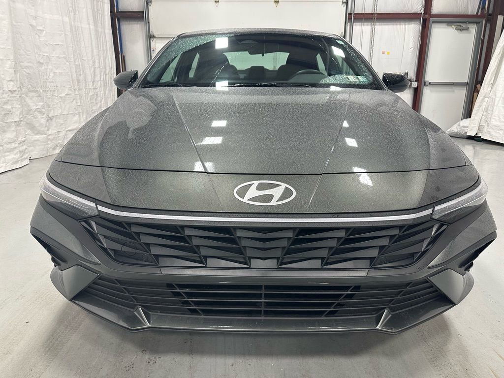 Used 2025 Hyundai Elantra Sport image 2