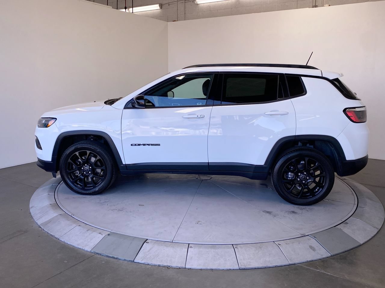 Used 2025 Jeep Compass Latitude w/ Altitude Special Edition AWD/4WD image 2
