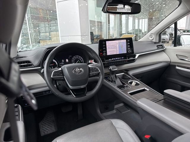 Used 2022 Toyota Sienna Limited image 26