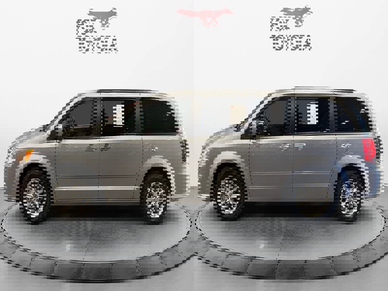 Used 2015 Dodge Grand Caravan SXT w/ UConnect Hands-Free Group image 2