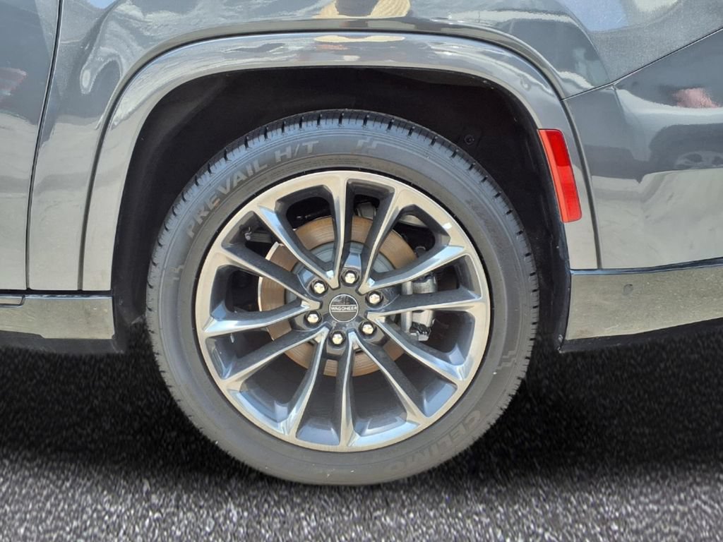 Used 2024 Jeep Grand Wagoneer L Series II AWD/4WD image 4