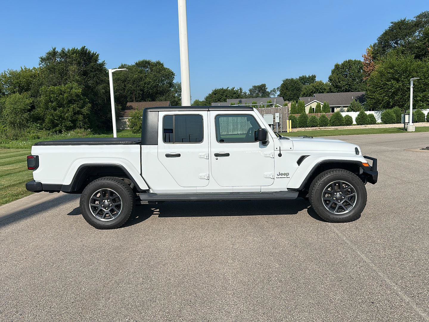 Used 2020 Jeep Gladiator Overland AWD/4WD image 2