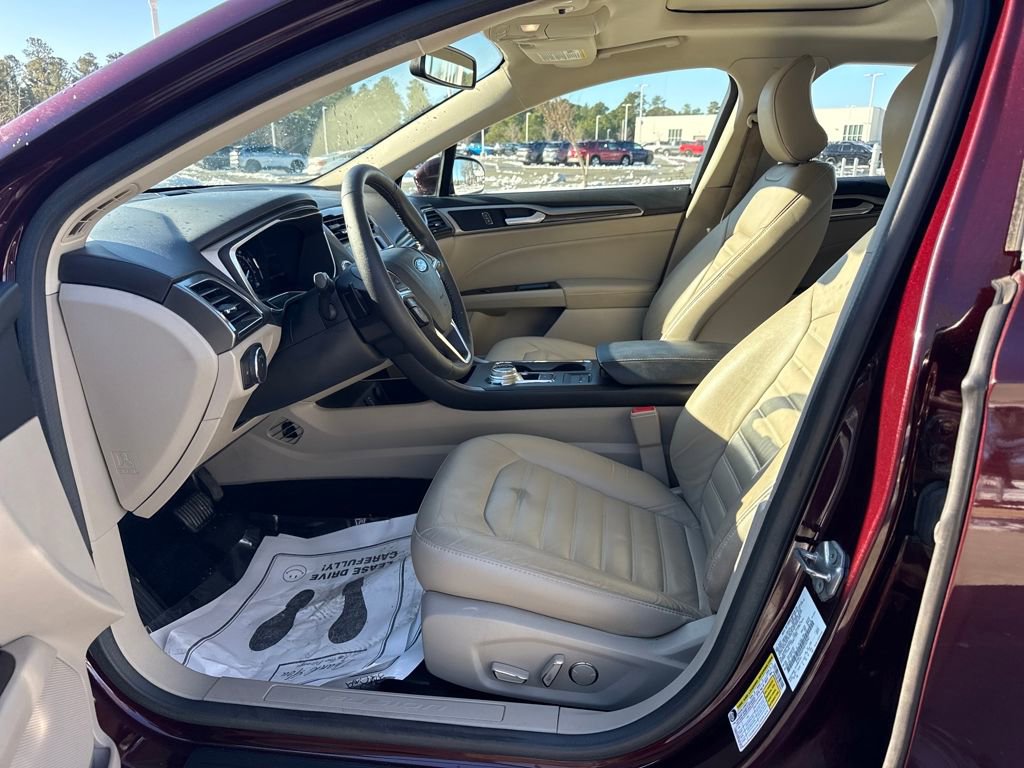 Used 2017 Ford Fusion SE w/ Fusion SE Technology Package image 20