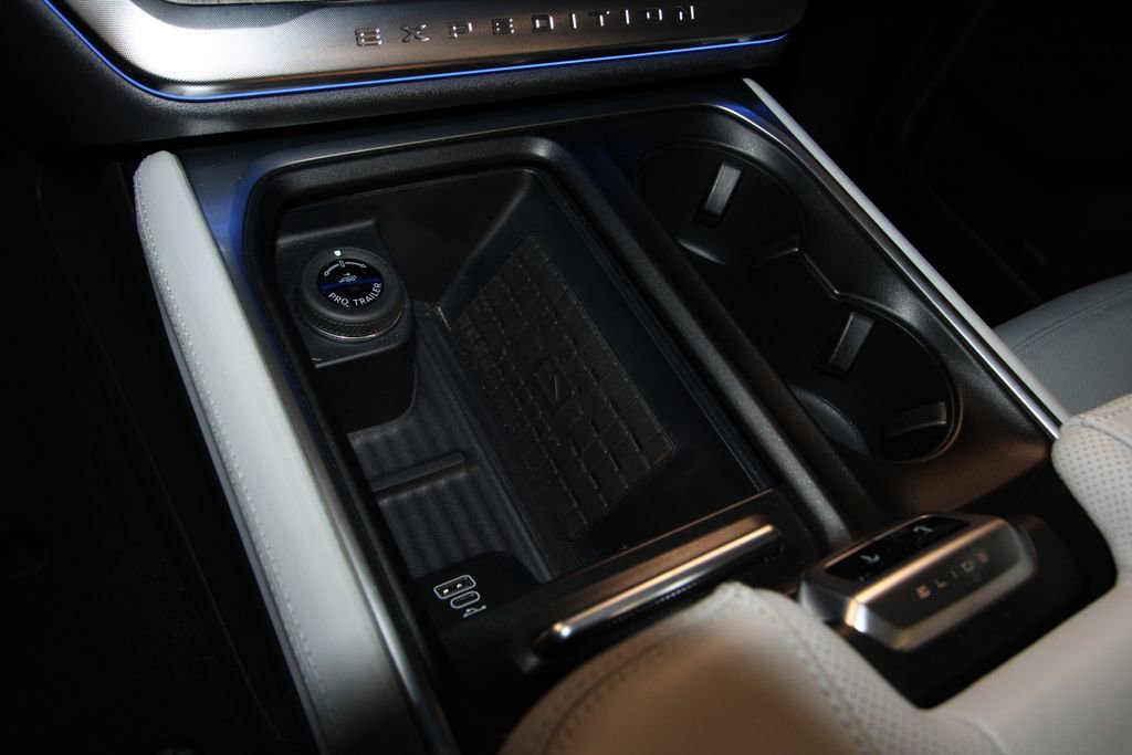 Used 2025 Ford Expedition Platinum w/ Platinum Ultimate Package image 18