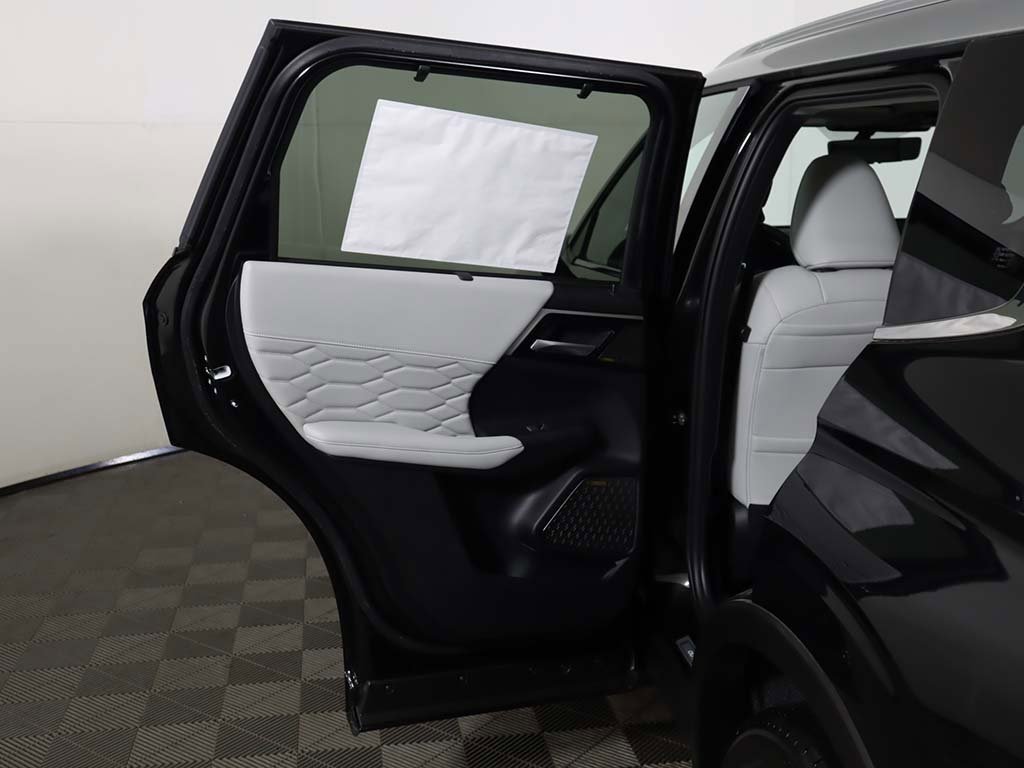 New 2025 Mitsubishi Outlander AWD image 28