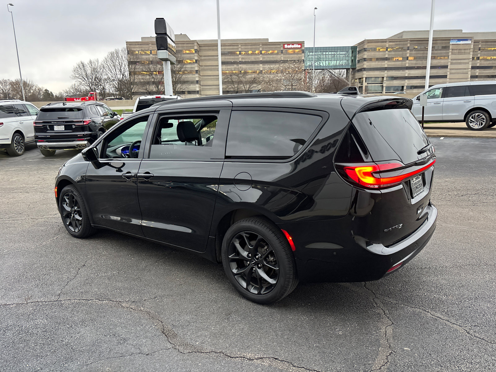 Used 2023 Chrysler Pacifica Limited w/ Uconnect Theater Family Group image 5