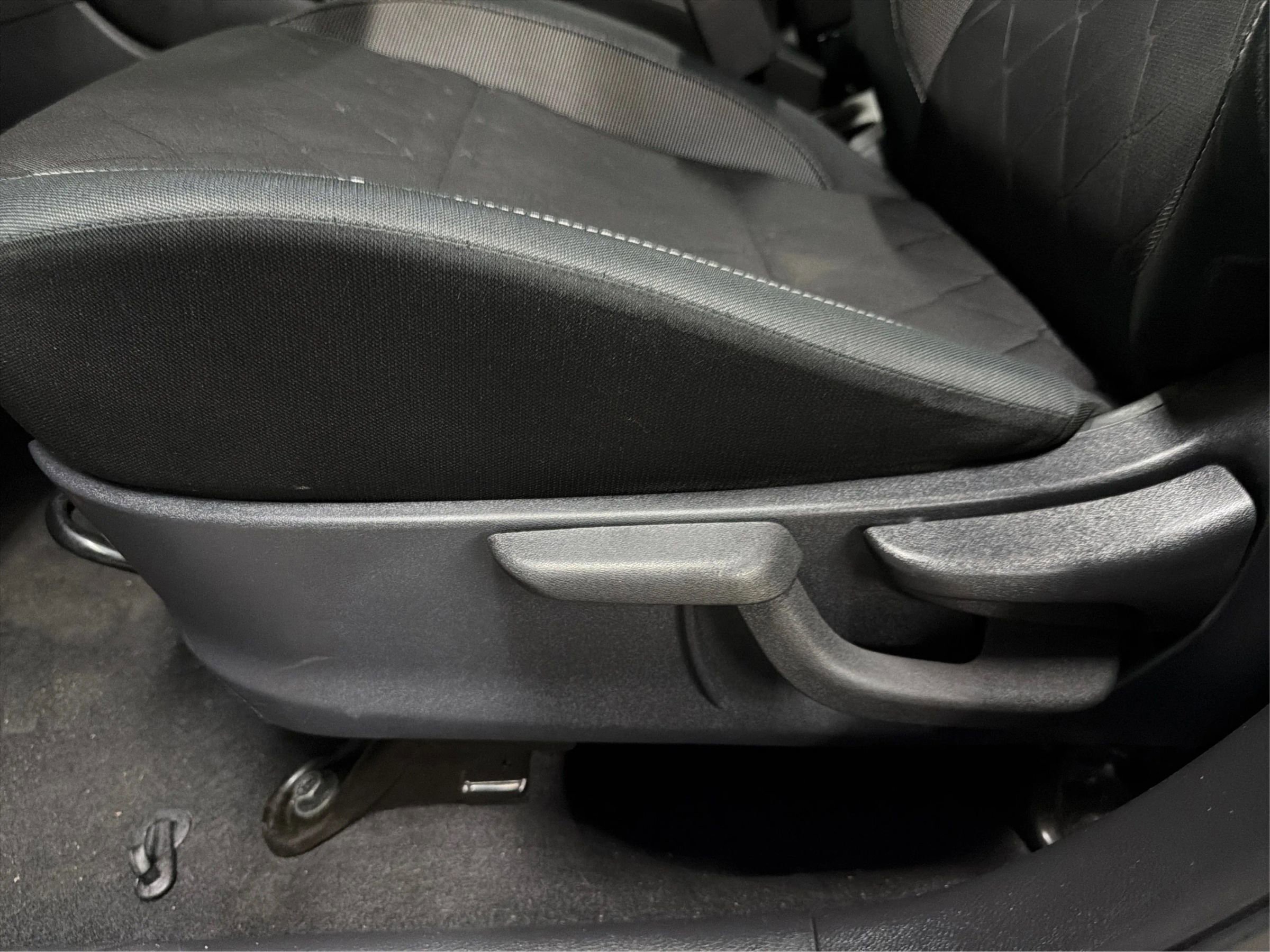 Used 2019 Nissan Kicks SV image 34
