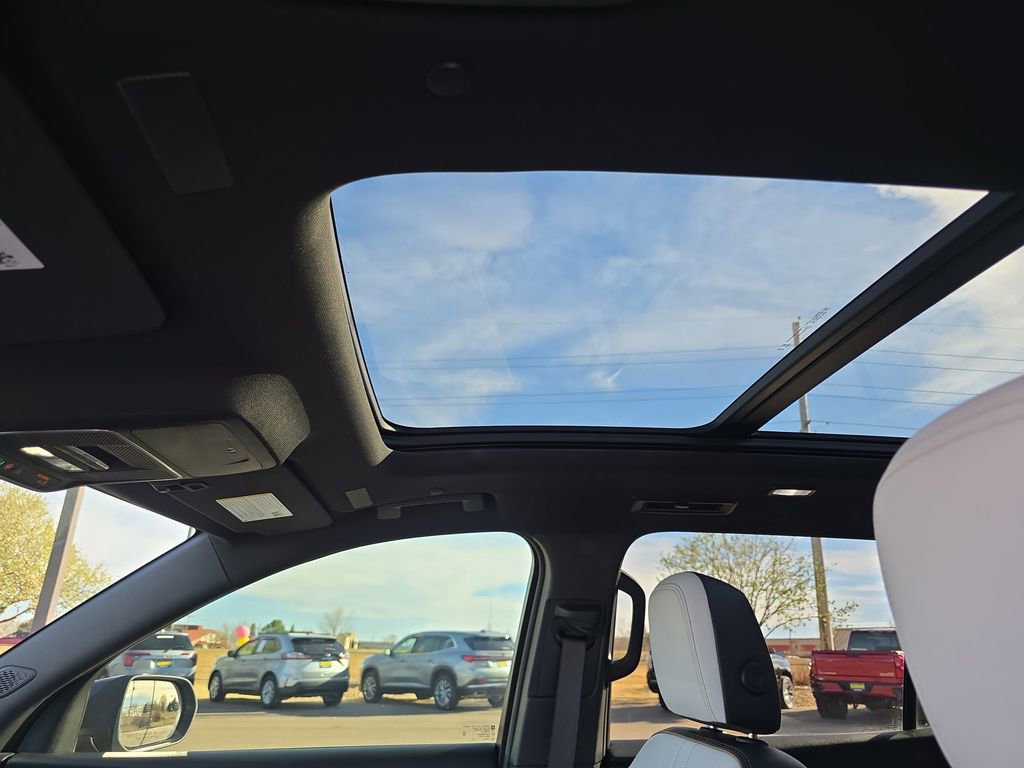 Used 2025 Chevrolet Traverse High Country image 21