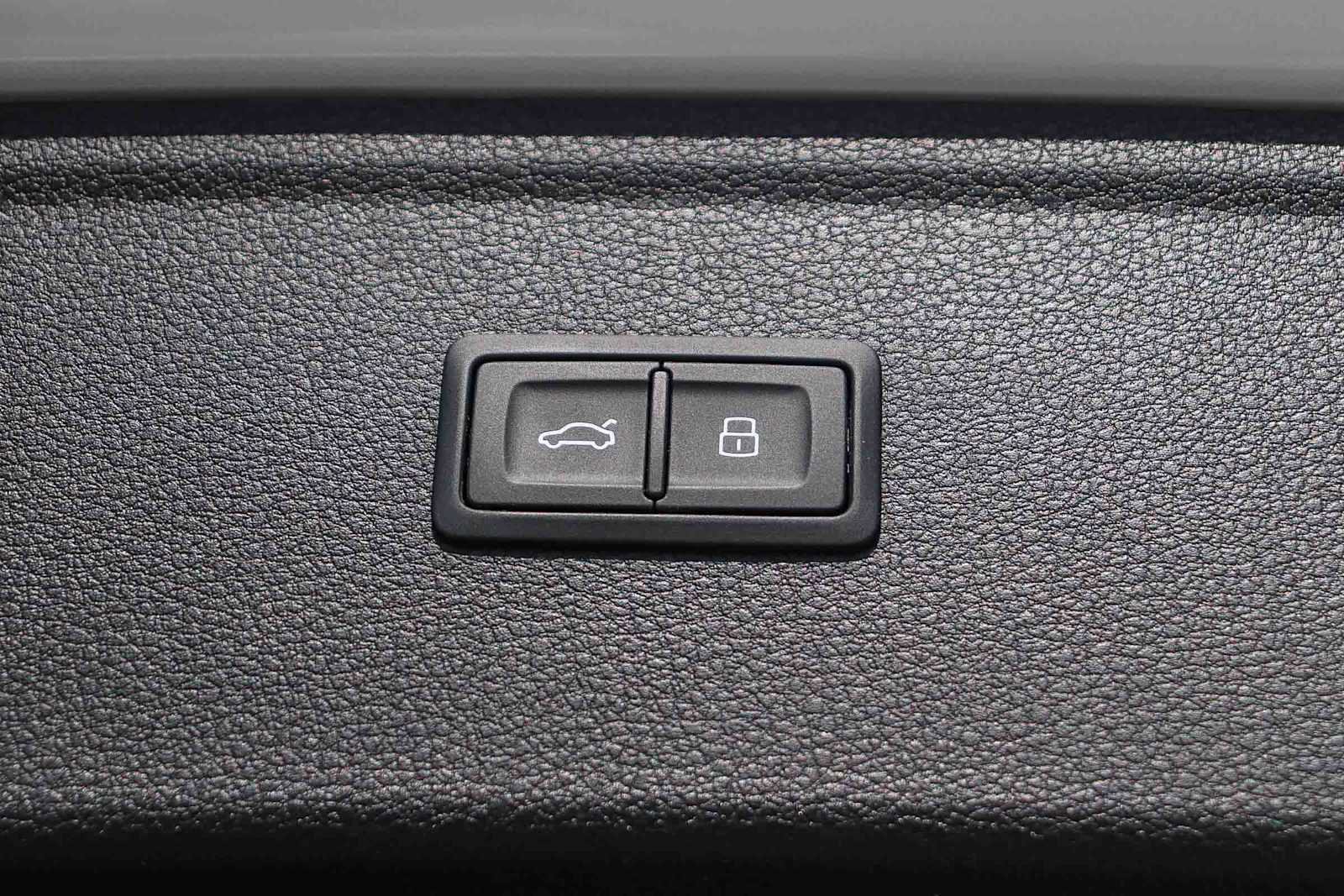 Used 2023 Audi Q5 e Premium w/ Convenience Package image 39