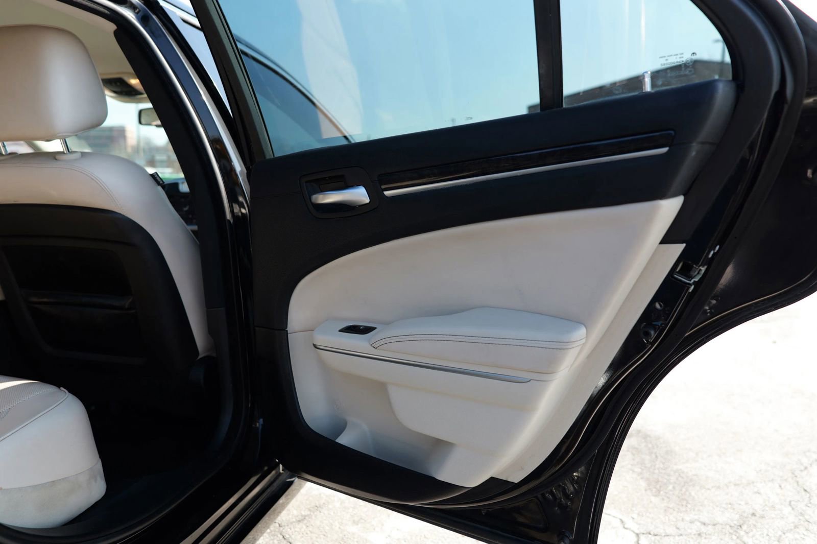 Used 2018 Chrysler 300 Limited image 31