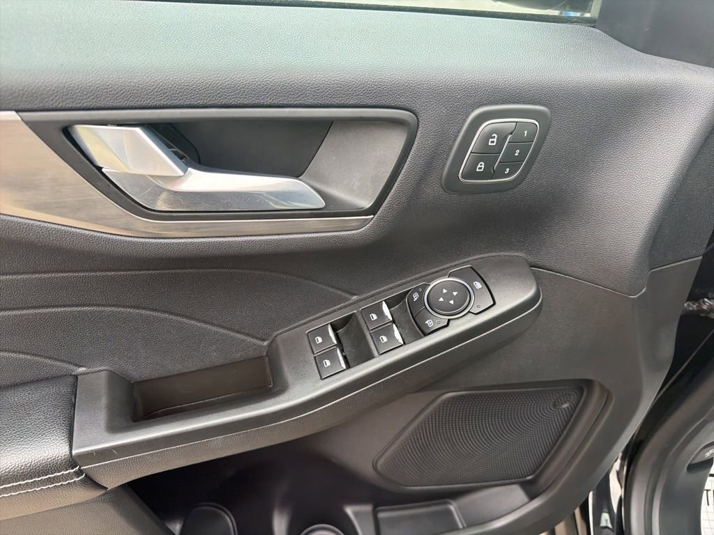 Used 2022 Ford Escape Titanium image 23