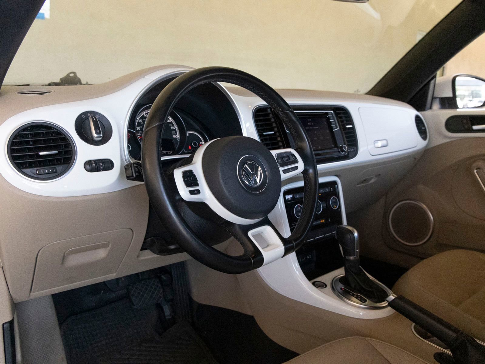 Used 2019 Volkswagen Beetle 2.0T SE FWD image 15