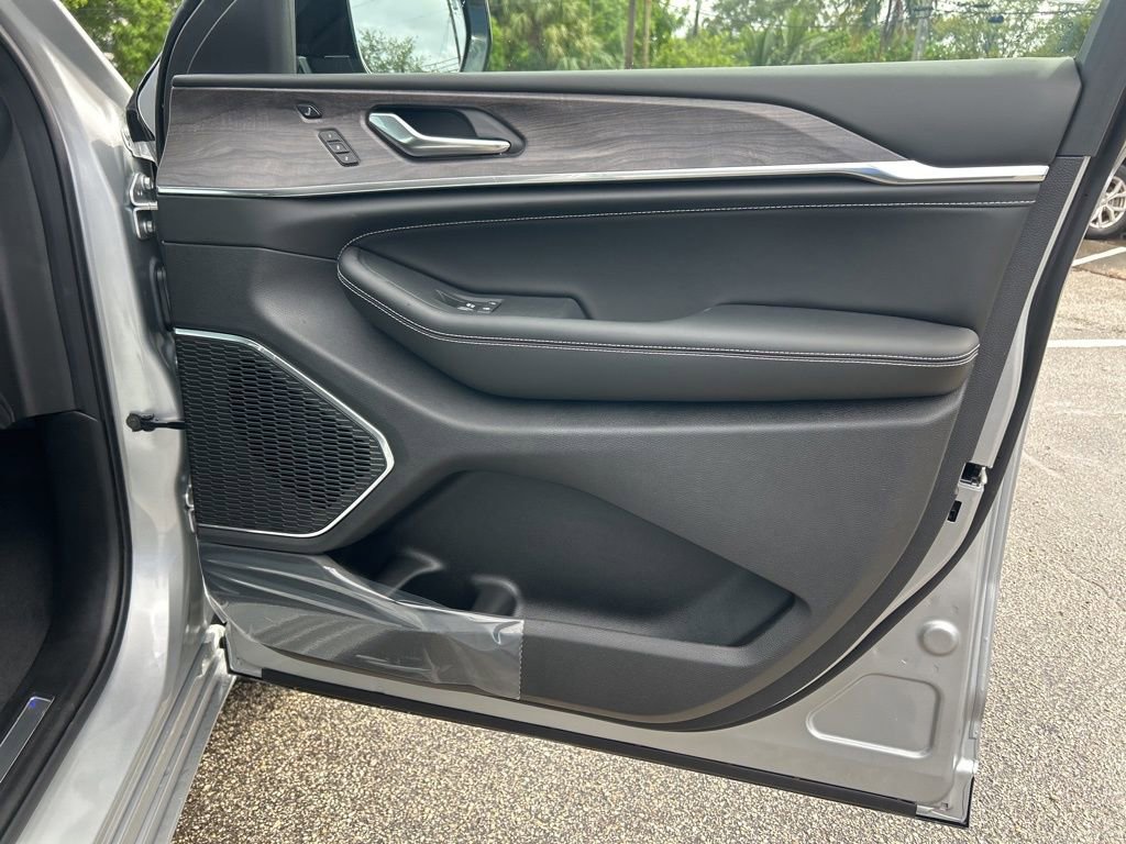 New 2025 Jeep Grand Cherokee Overland w/ Adv Protech Group III image 27