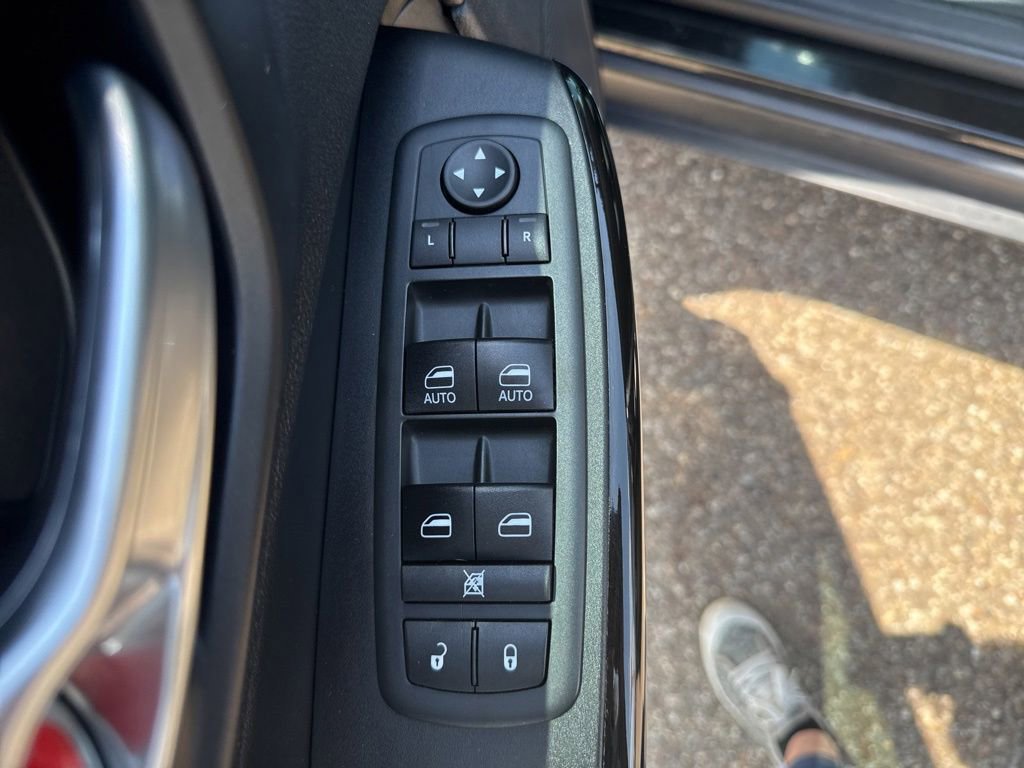 Used 2020 Jeep Cherokee Latitude Plus AWD/4WD image 11