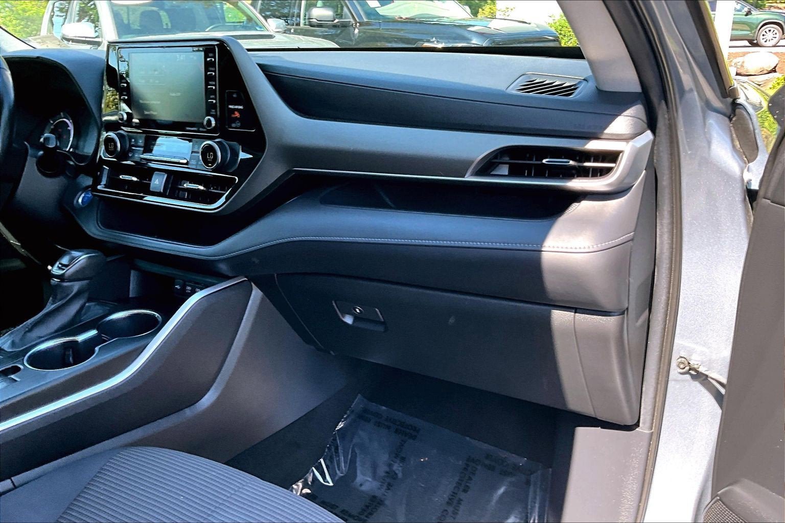 Used 2021 Toyota Highlander LE AWD/4WD image 15