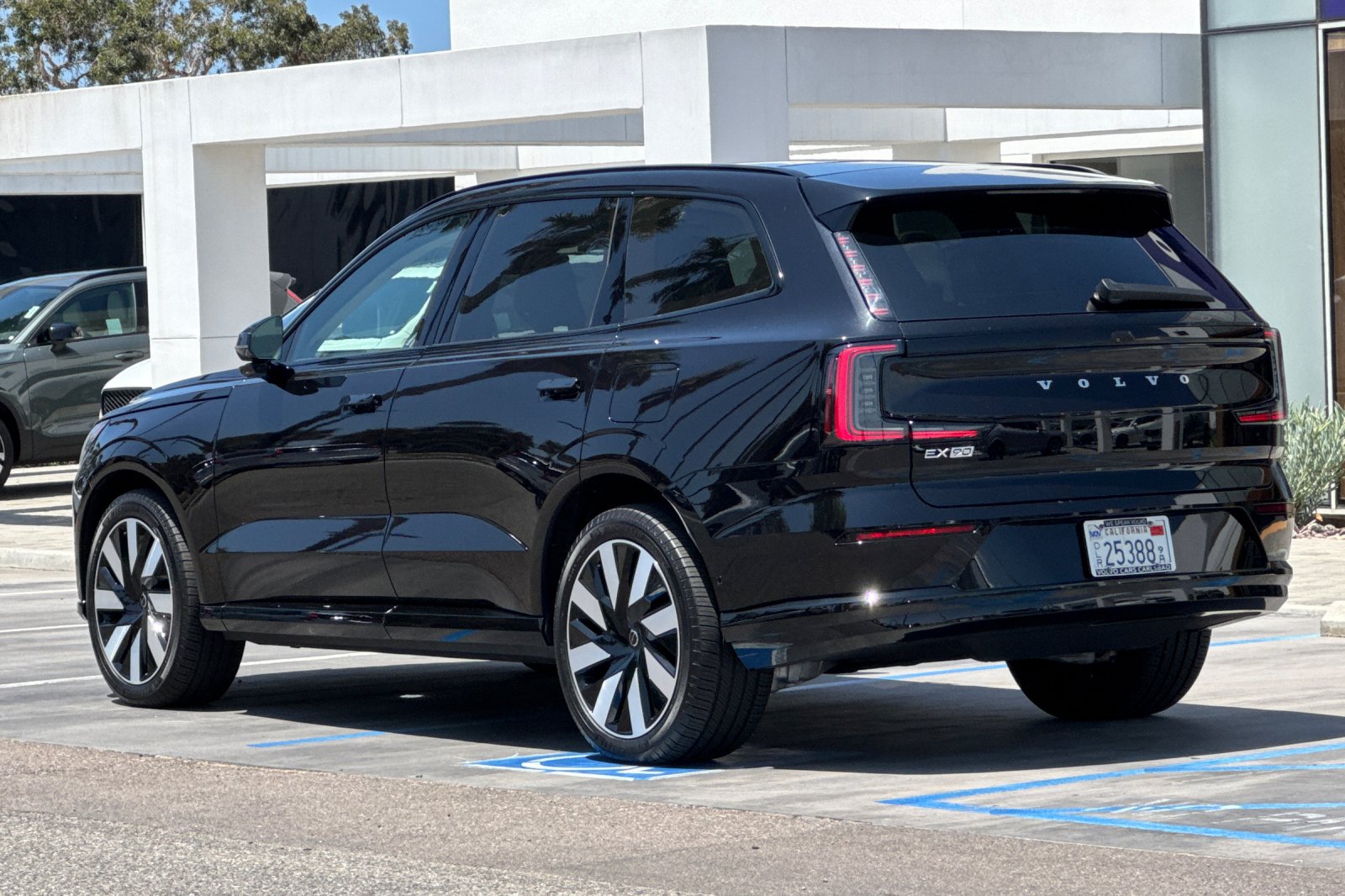 Certified 2025 Volvo EX90 Ultra AWD/4WD image 6