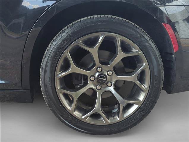 Used 2018 Chrysler 300 Touring w/ Sport Appearance Package RWD image 8