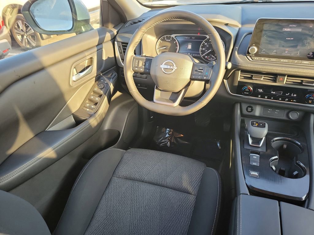 Certified 2025 Nissan Rogue SV FWD image 10