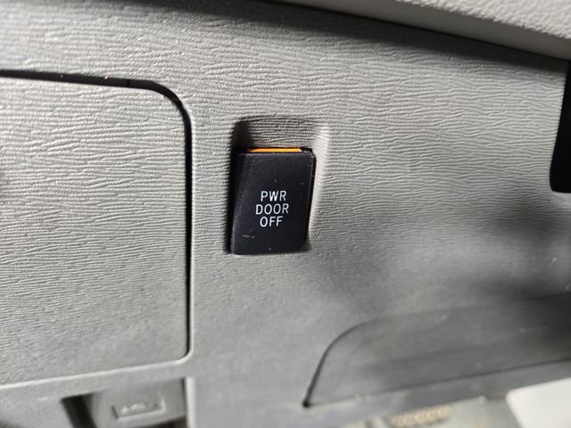 Used 2015 Toyota Sienna XLE w/ Four Season Floor Mat Package image 29