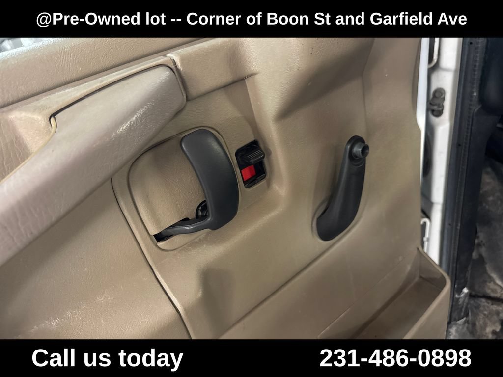 Used 2013 Chevrolet Express 2500 RWD image 16