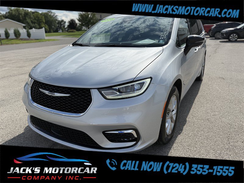 Used 2026 Chrysler Pacifica Limited FWD image 16