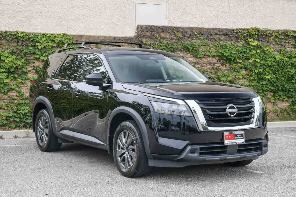 Used 2024 Nissan Pathfinder SV w/ SV Premium Package FWD image 3