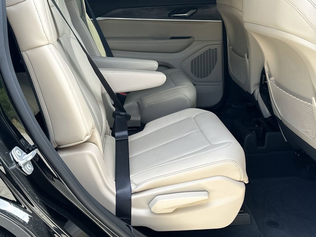 Used 2023 Jeep Grand Cherokee L Limited w/ Black Appearance Package image 16