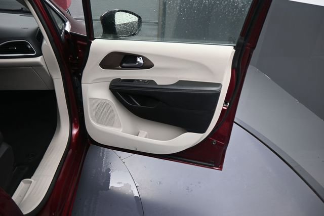 Used 2022 Chrysler Voyager LX FWD image 25