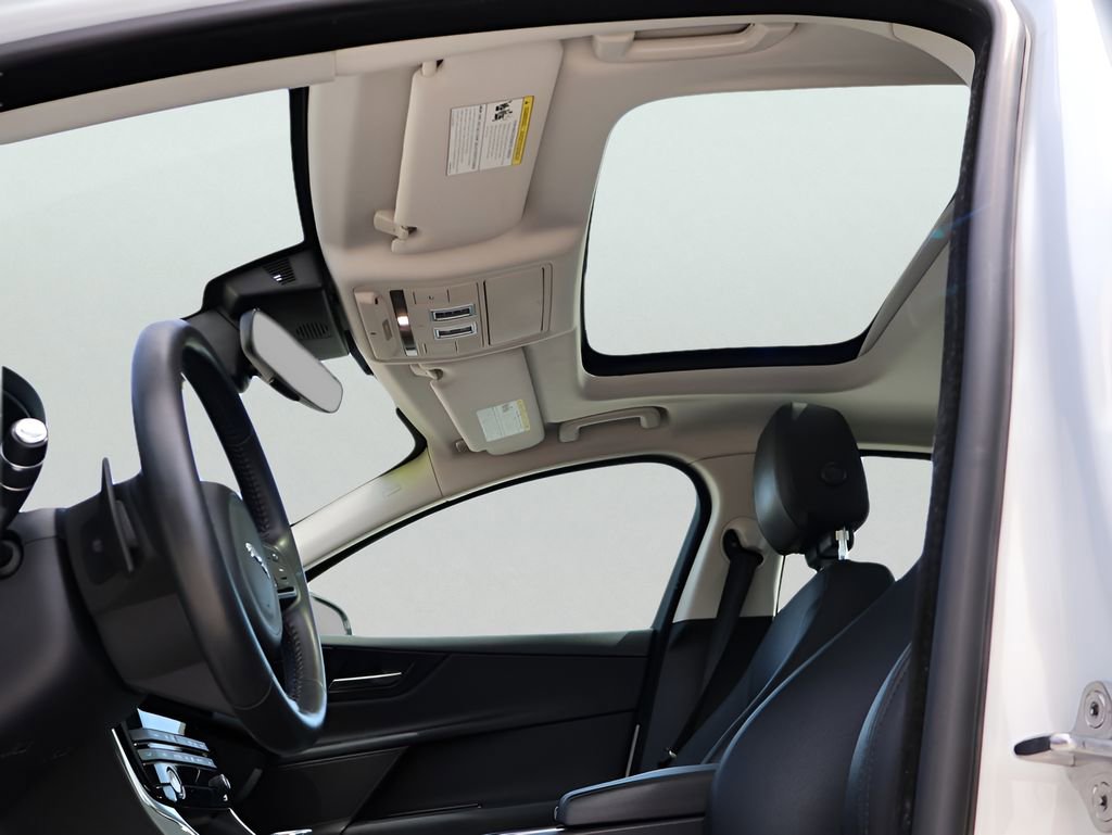 Used 2019 Jaguar XE Premium image 37