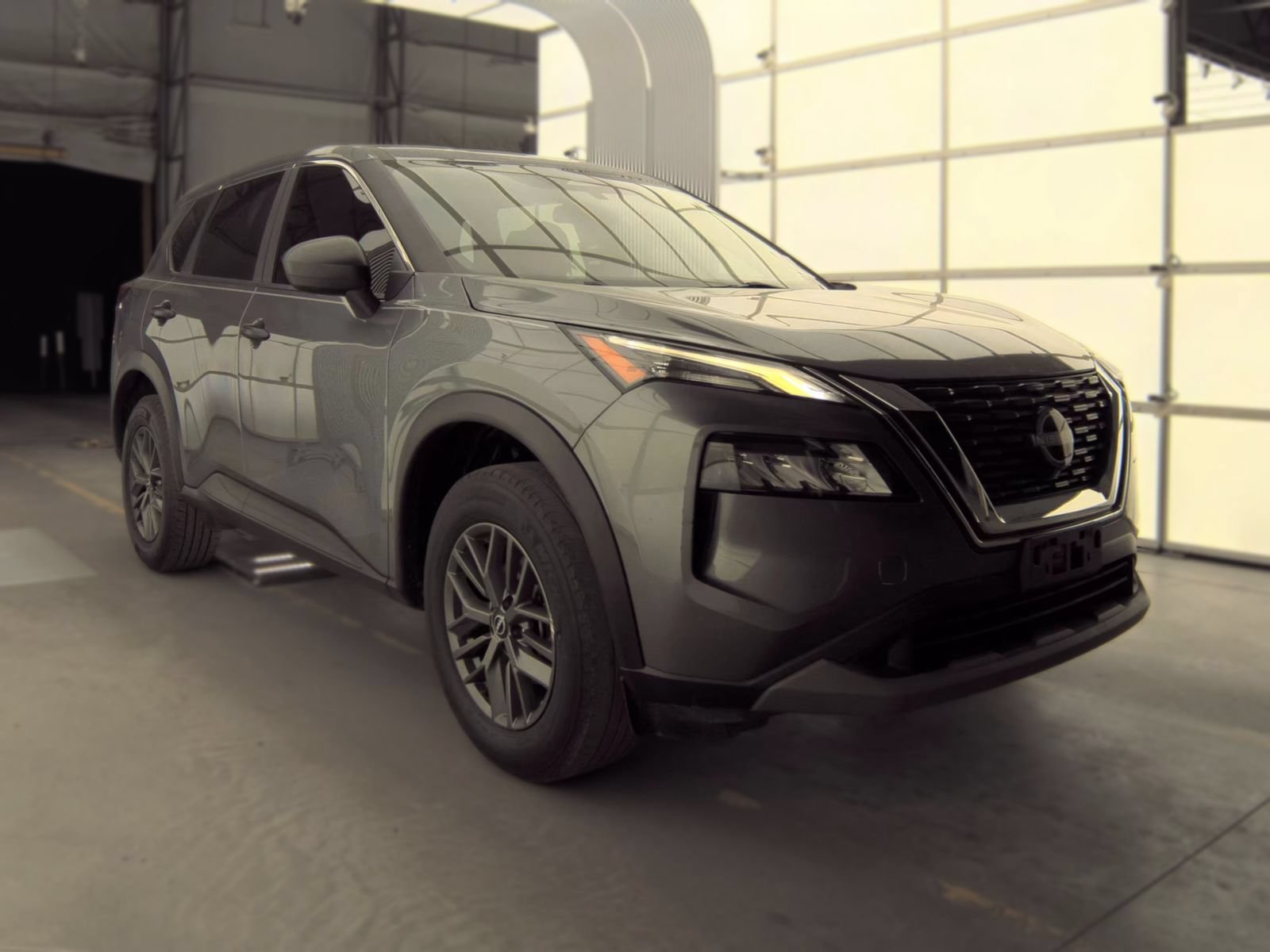 Used 2023 Nissan Rogue S FWD image 2