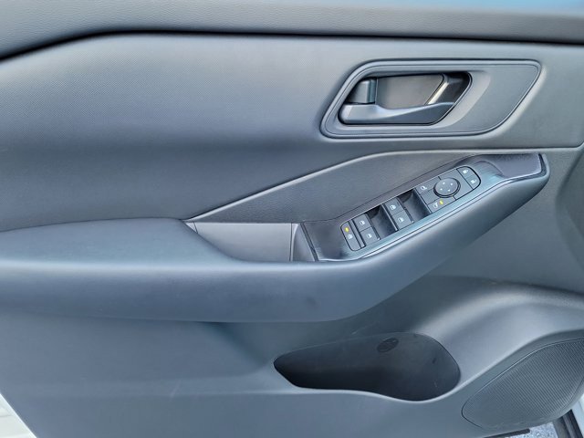 Used 2025 Nissan Rogue S image 17