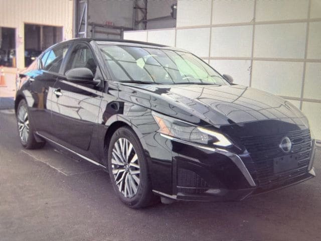 Used 2025 Nissan Altima 2.5 SV FWD image 12