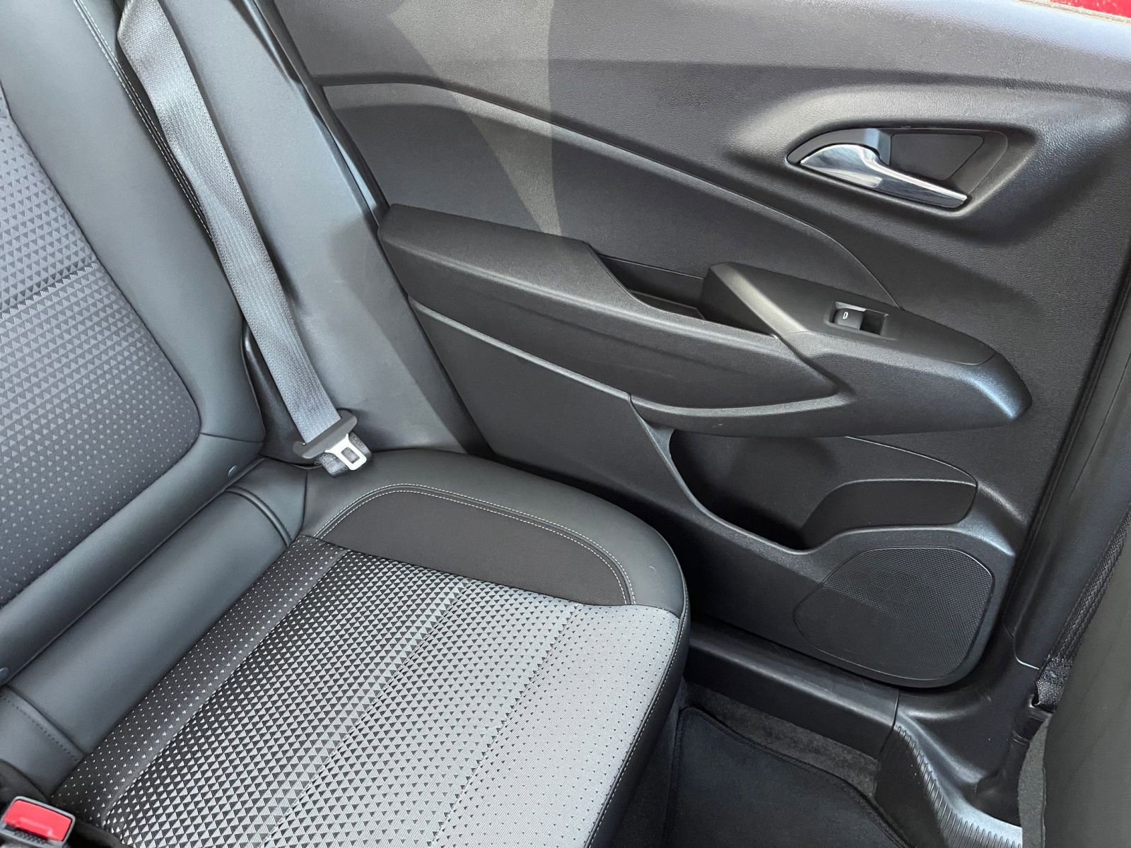 Used 2025 Chevrolet Trax LT FWD image 36