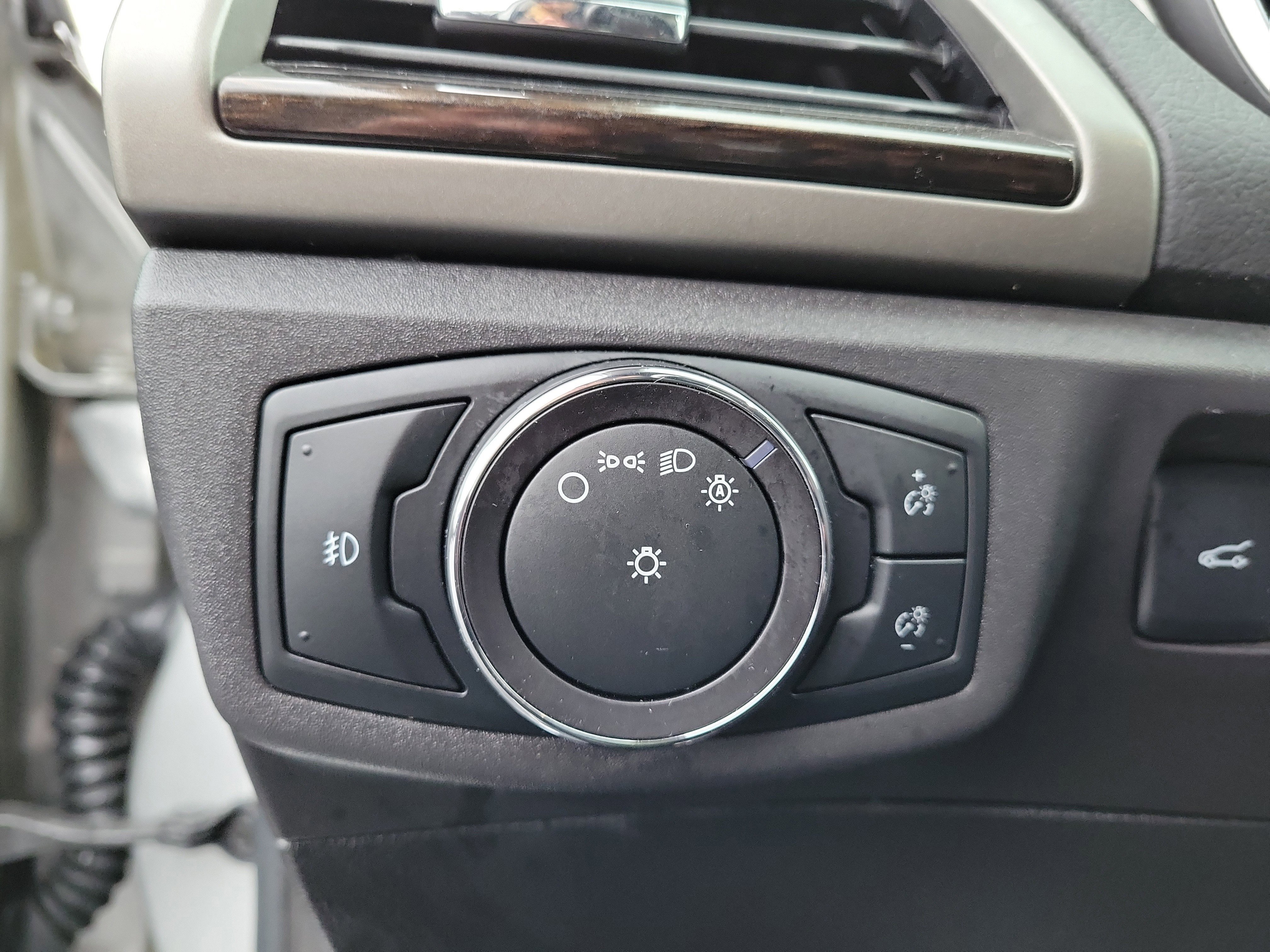 Used 2015 Ford Fusion SE w/ Equipment Group 502A image 23