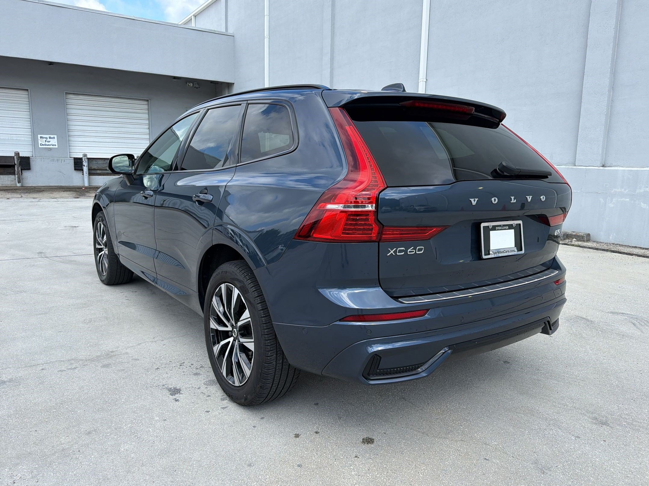 Used 2024 Volvo XC60 B5 Plus w/ Protection Package Premier AWD/4WD image 3