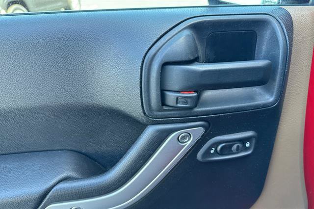 Used 2014 Jeep Wrangler Unlimited Rubicon w/ Connectivity Group AWD/4WD image 10