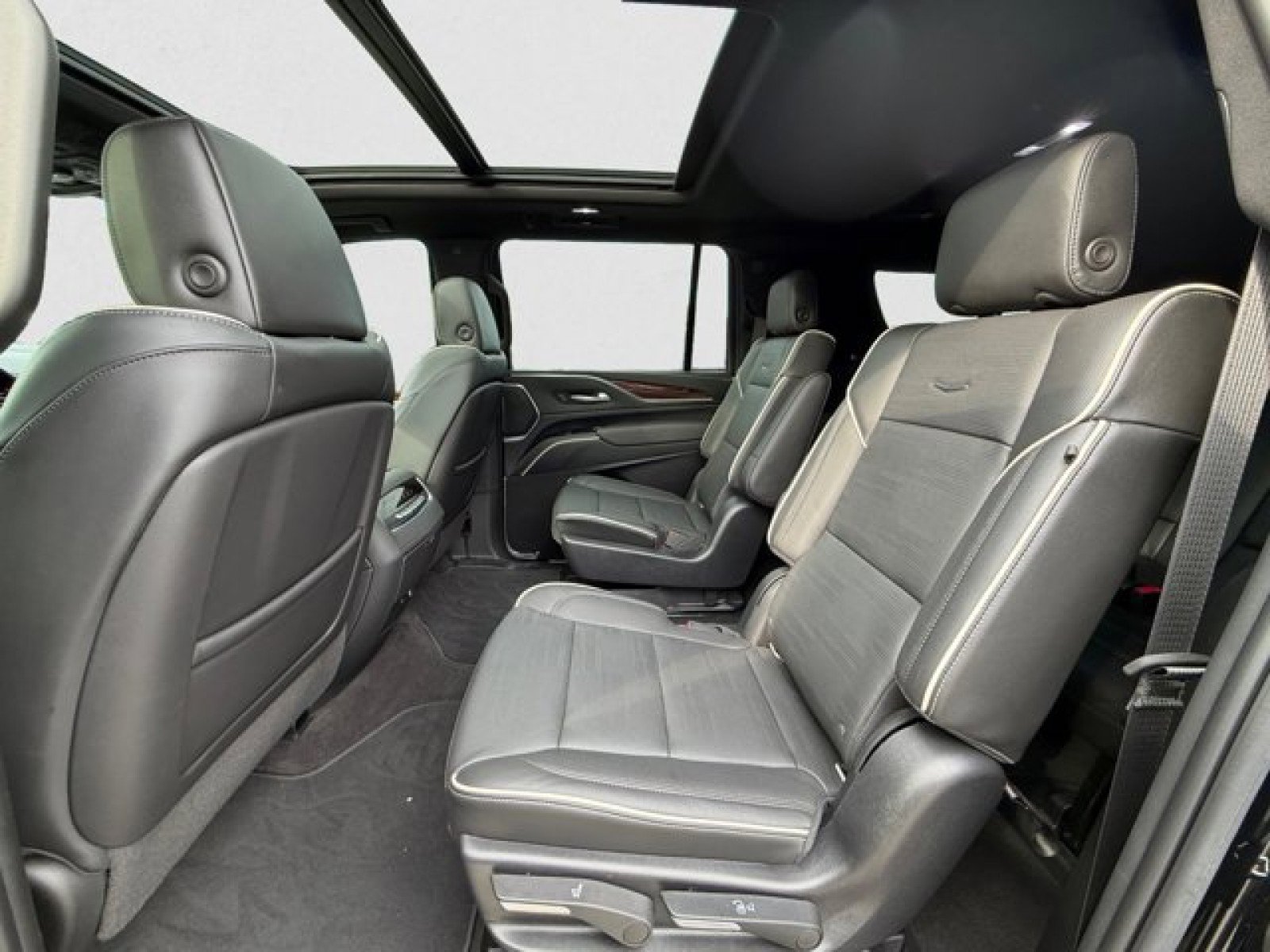 Used 2022 Cadillac Escalade ESV Premium Luxury w/ Performance Package image 18