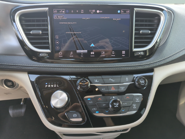 Used 2024 Chrysler Pacifica Limited FWD image 35