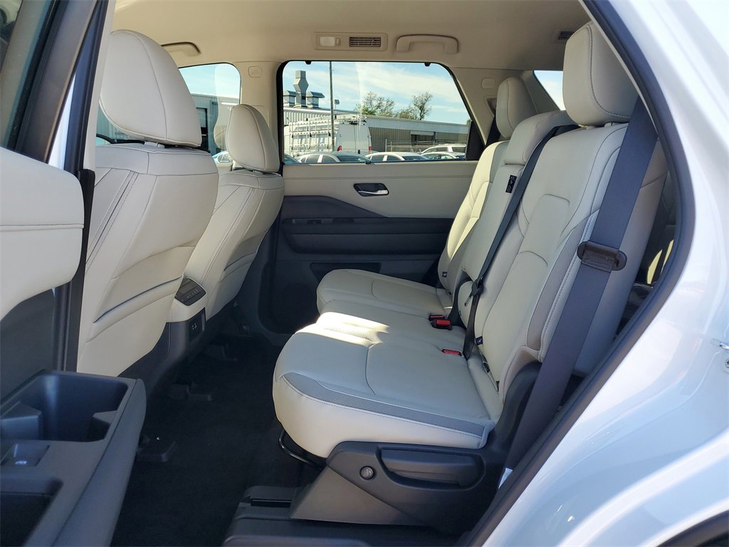 New 2025 Nissan Pathfinder SL image 6
