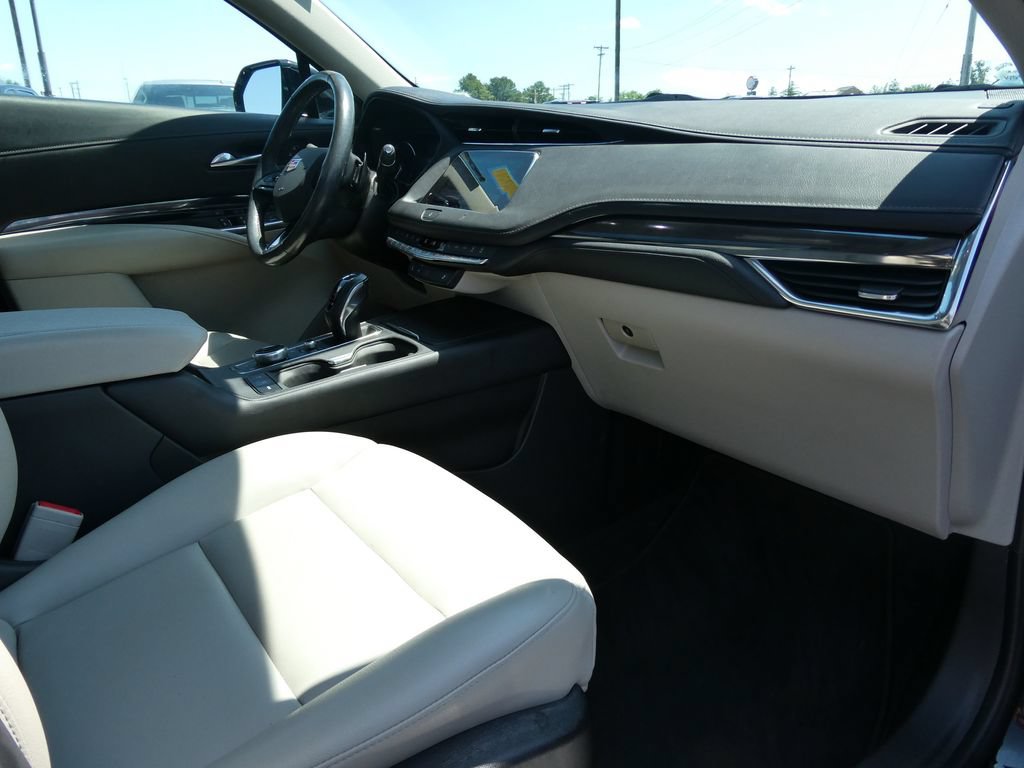 Used 2019 Cadillac XT4 Luxury w/ Cold Weather Package FWD image 15