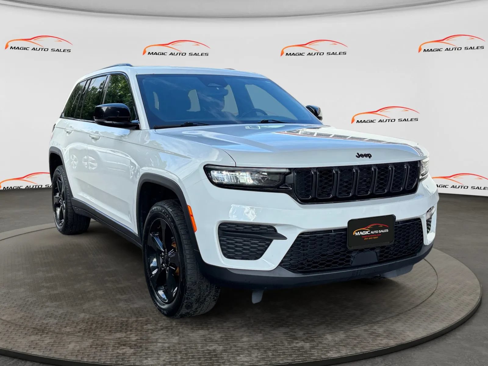 Used 2022 Jeep Grand Cherokee Altitude AWD/4WD image 5