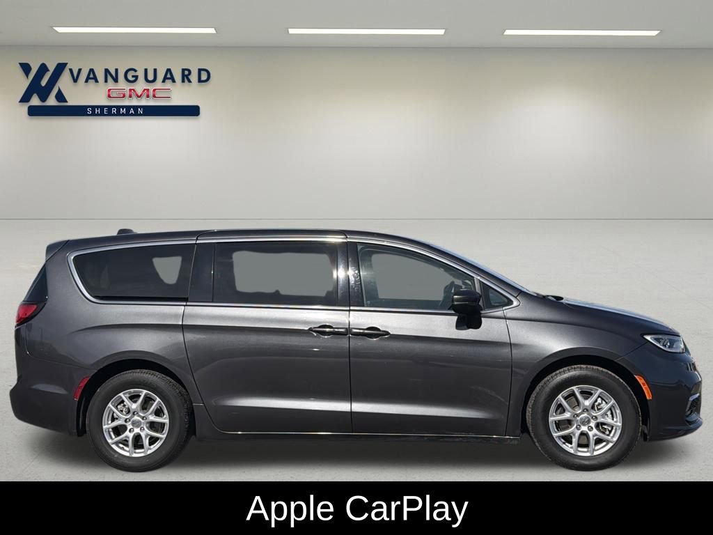 Used 2023 Chrysler Pacifica Touring-L image 8