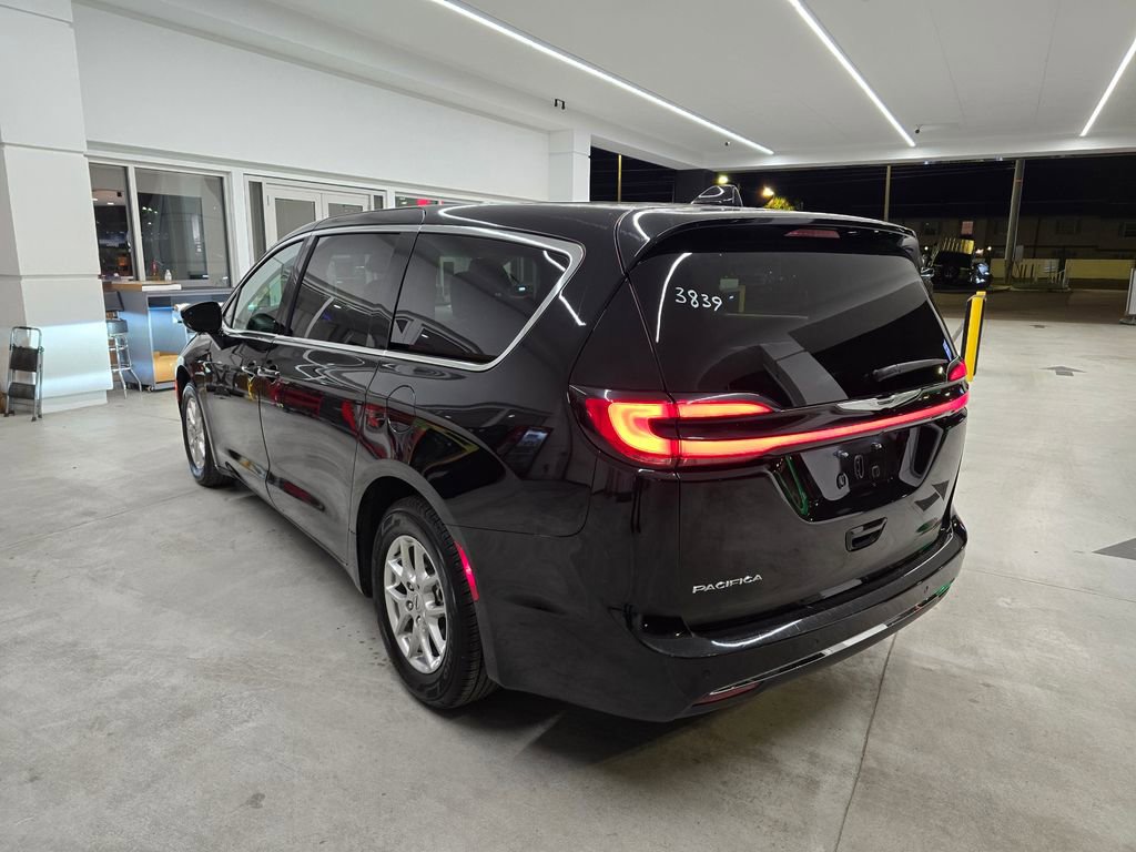 Certified 2024 Chrysler Pacifica Touring-L image 4