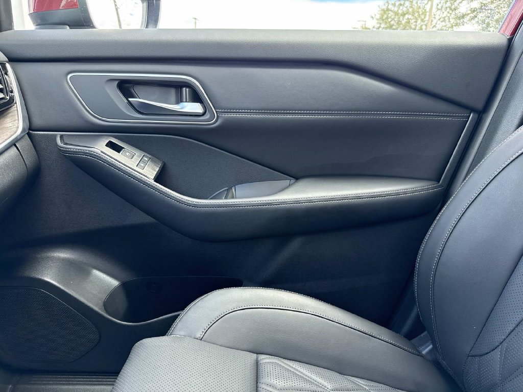 Used 2024 Nissan Rogue Platinum FWD image 29