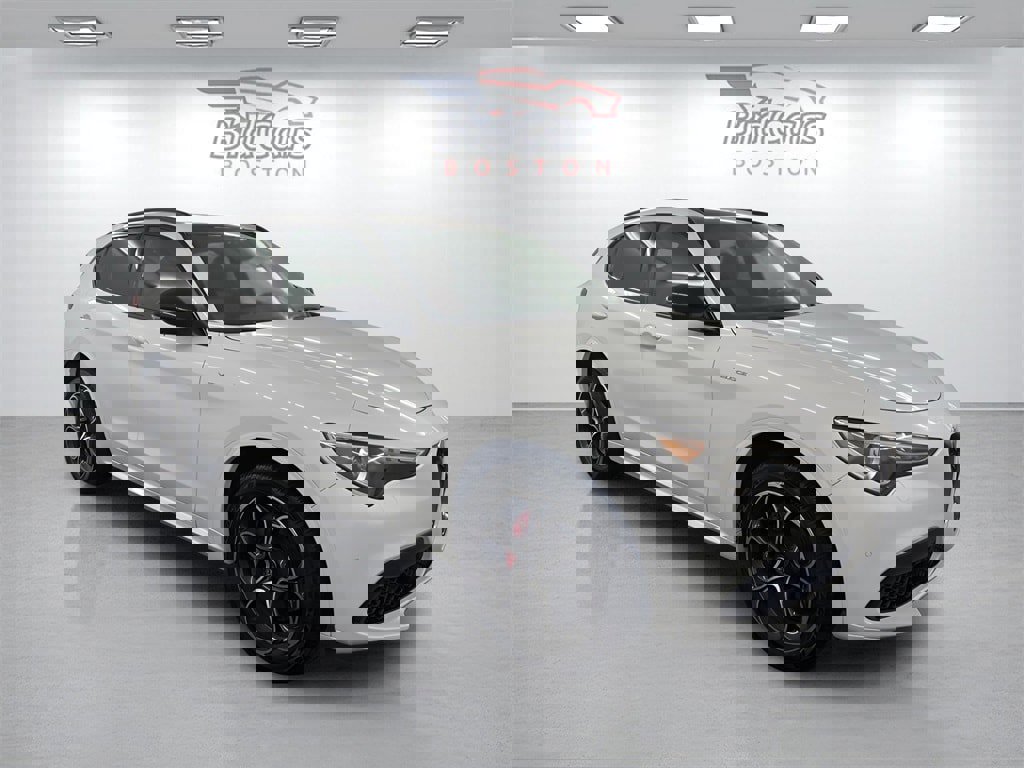 Used 2022 Alfa Romeo Stelvio Veloce image 3