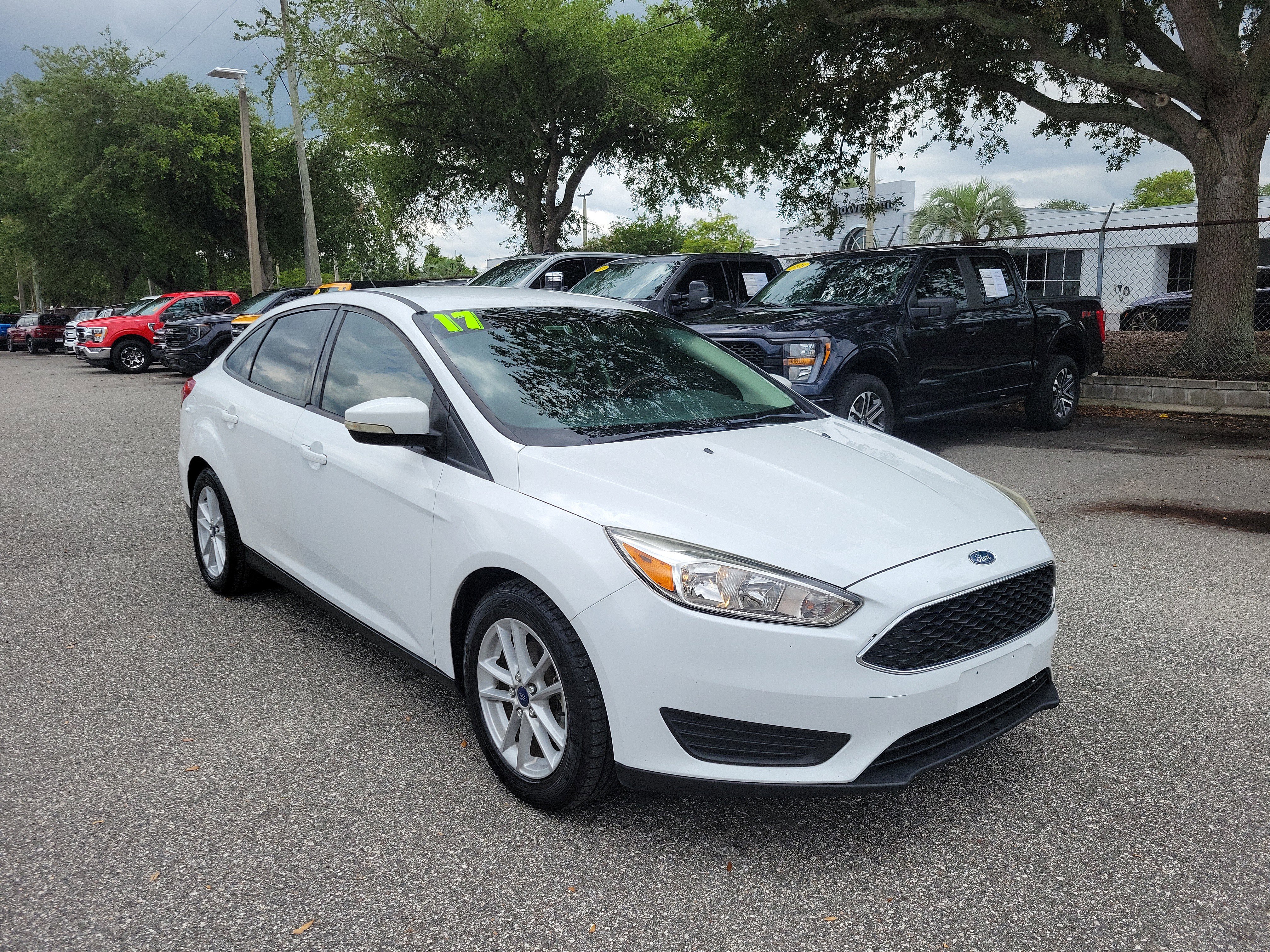 Used 2017 Ford Focus SE FWD image 2