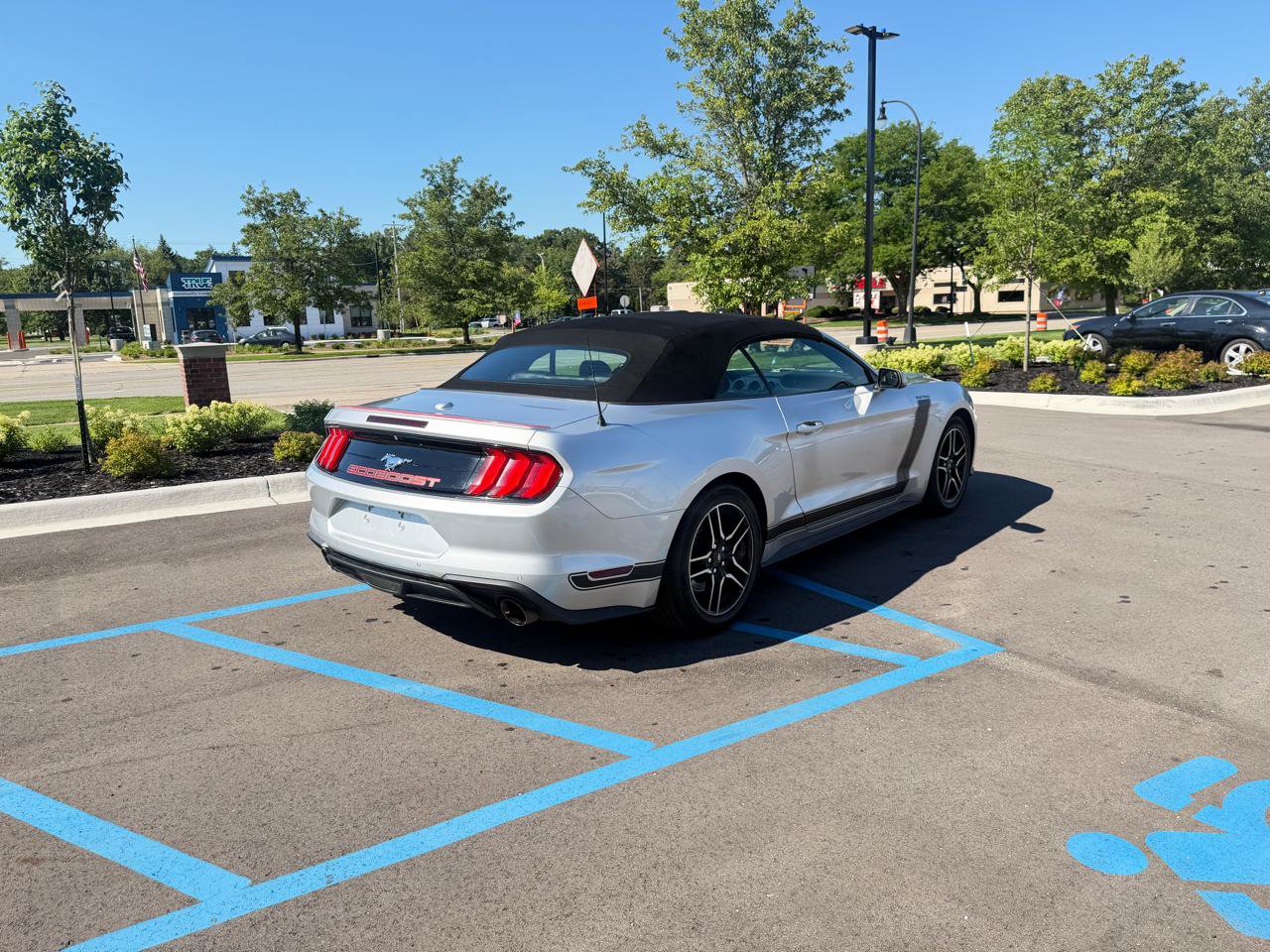 Used 2018 Ford Mustang Premium RWD image 5