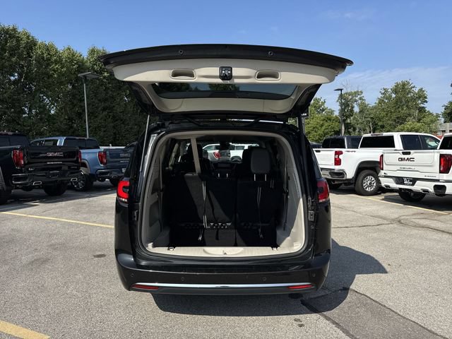 Used 2023 Chrysler Pacifica Touring-L FWD image 23