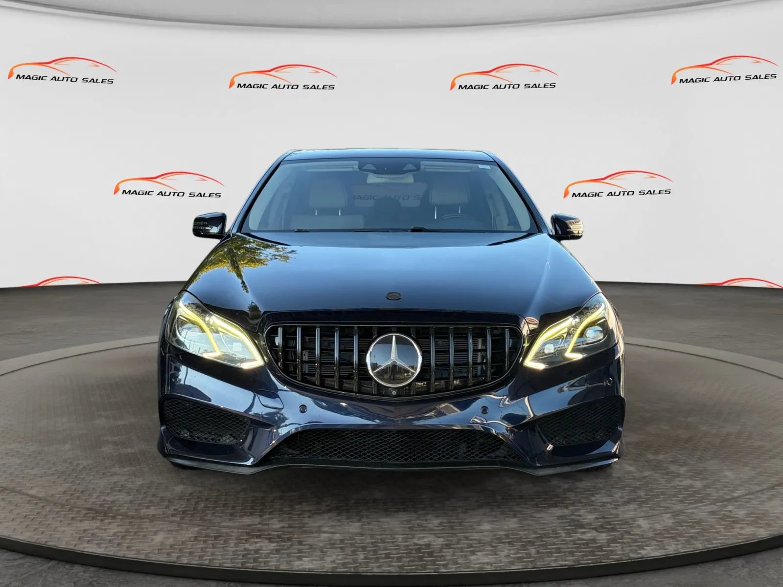 Used 2014 Mercedes-Benz E 550 4MATIC Sedan image 3